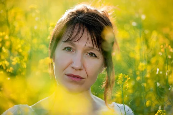 Retrato de mujer en amarillo — Foto de Stock