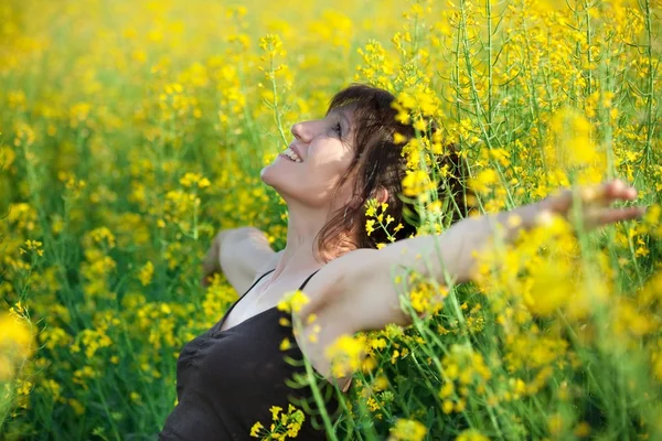 Woman lying in flowers — Stock Photo, Image