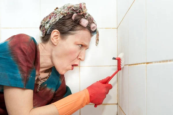 Angry woman cleaning — Stock Photo, Image