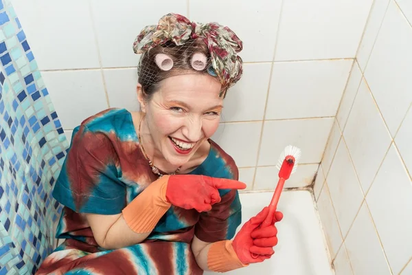 Женщина счастлива мыть руки — стоковое фото