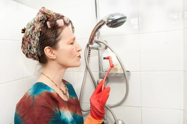 Frau putzt Badezimmer Dusche — Stockfoto