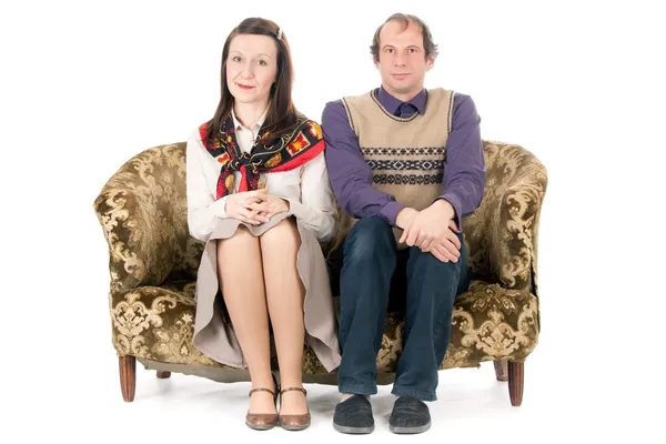 Uttråkad par på soffan — Stockfoto