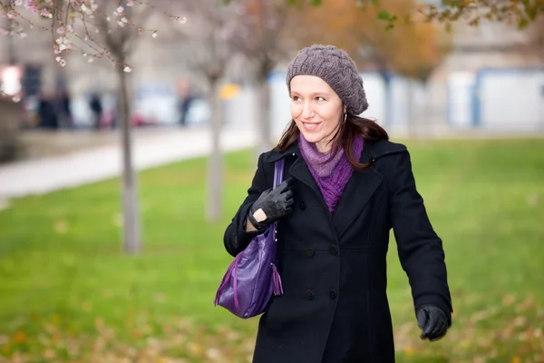 Frau geht im Winter spazieren — Stockfoto