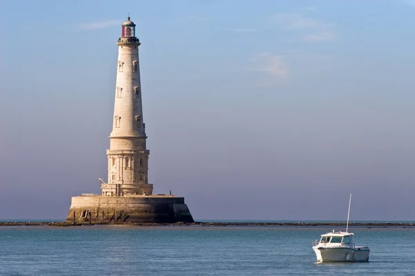 Luxurious lighthouse and boat — Stock Photo, Image