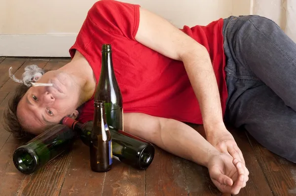 Man drinking and smoking — Stock Photo, Image