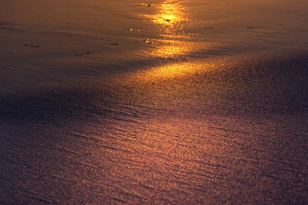 Golden rays of sunlight on sand — Stock Photo, Image