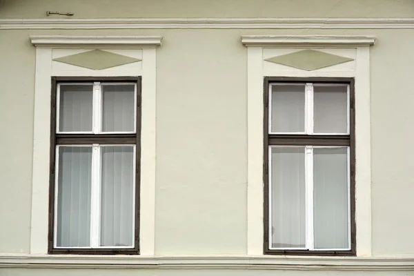 Janelas clássicas — Fotografia de Stock