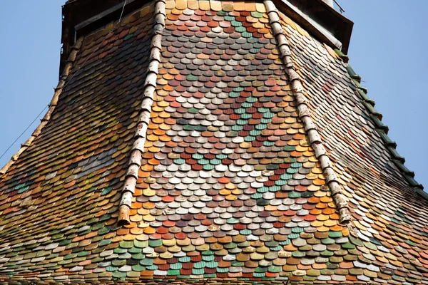 カラフルなタイルを張られた屋根 — ストック写真