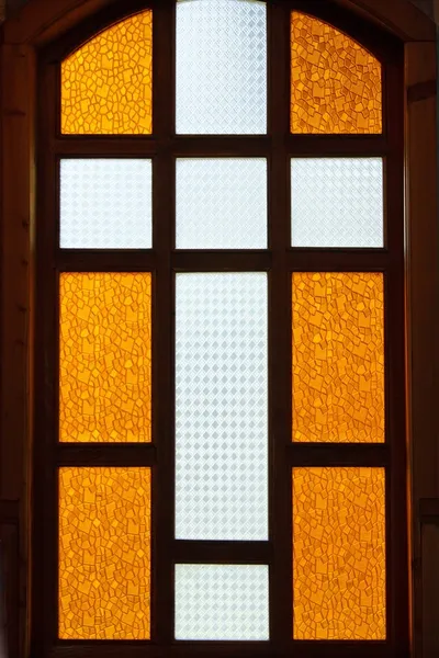Kříž na barevné sklo — Stock fotografie