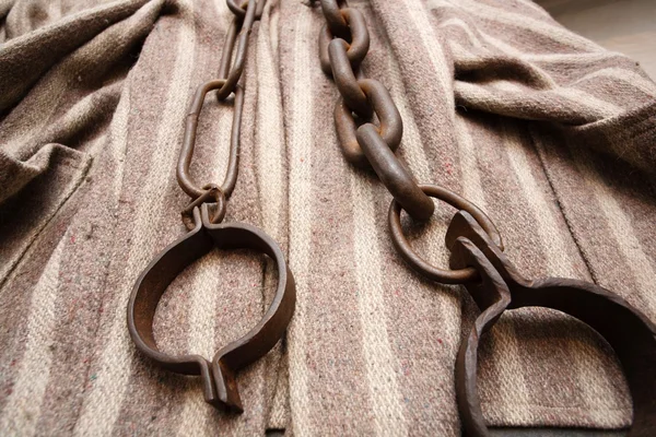 Vězeň oblečení a řetězy — Stock fotografie