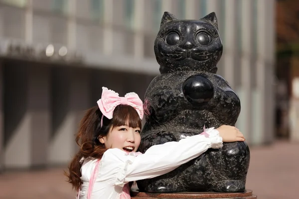 Ιαπωνική κορίτσι και cat άγαλμα — Φωτογραφία Αρχείου