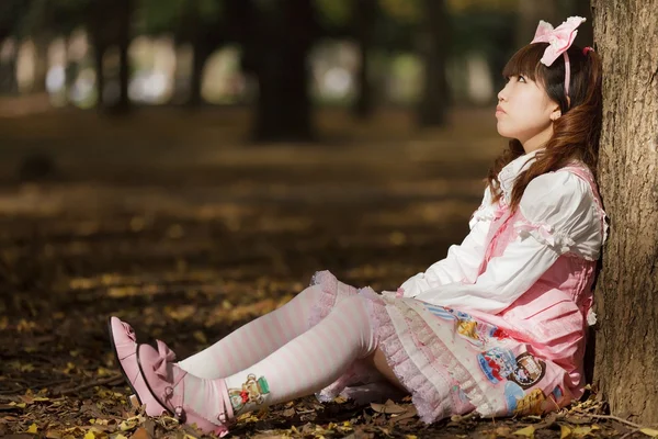 Japanse lolita in park — Stockfoto