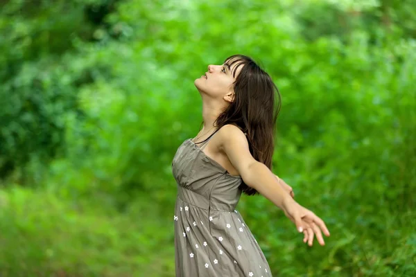 Teen girl in nature — Stock Photo, Image