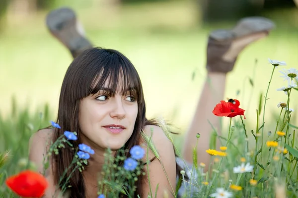 Tonåring i blommor — Stockfoto