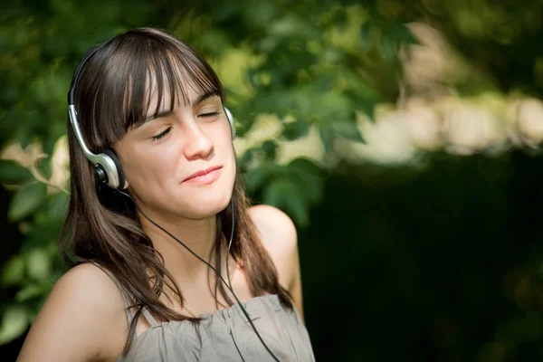 Adolescent écouter de la musique — Photo