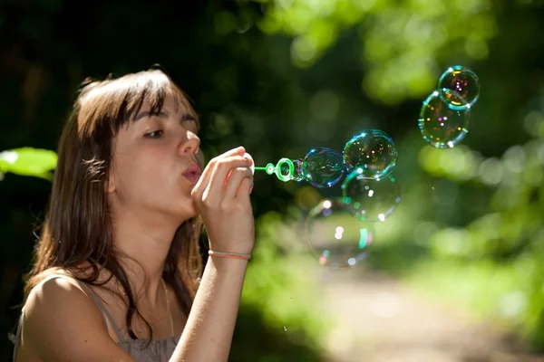 Flicka blåser bubble tvål — Stock fotografie