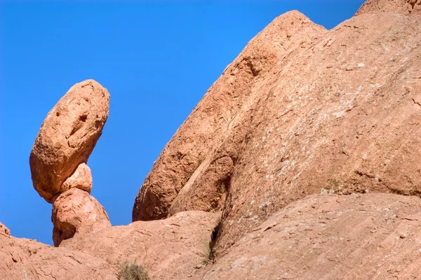 Verhoogde boulder — Stockfoto