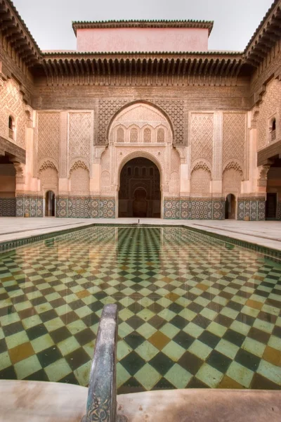 Palacio árabe con piscina — Foto de Stock