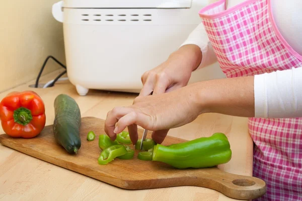 Woman cutting vegetables — Stock Photo, Image