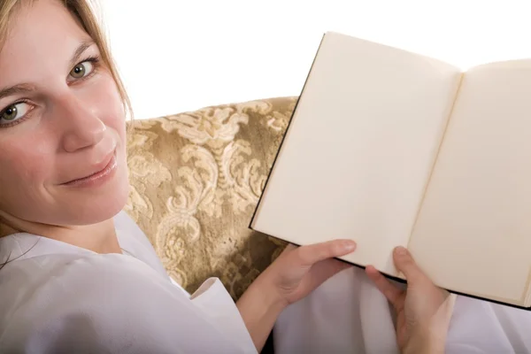 Mulher loira leitura — Fotografia de Stock