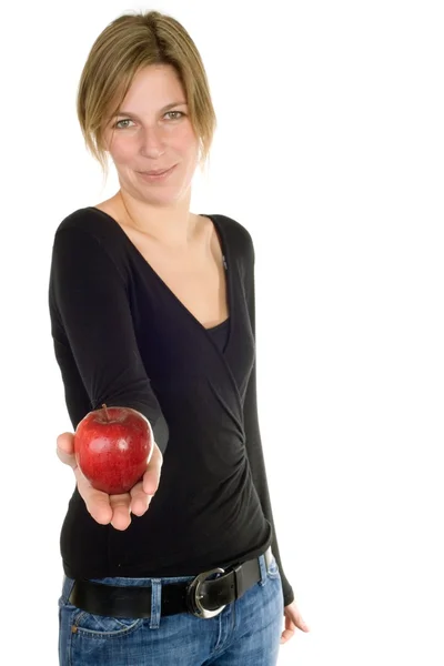 Женщина представляет яблоко — стоковое фото