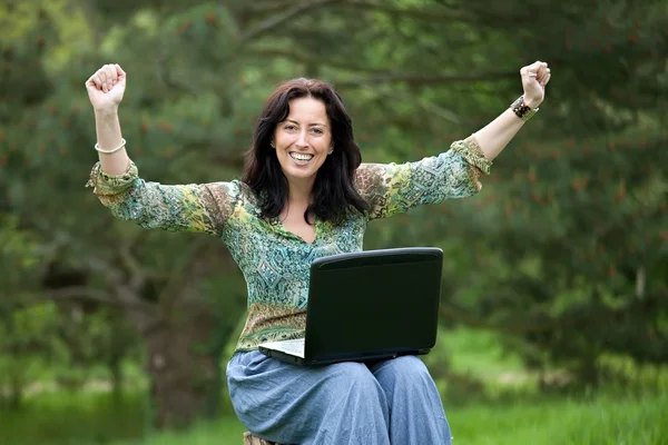 Kobieta korzysta z laptopa w parku — Zdjęcie stockowe