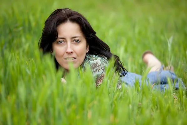 Vrouw die zich voordeed op gras — Stockfoto