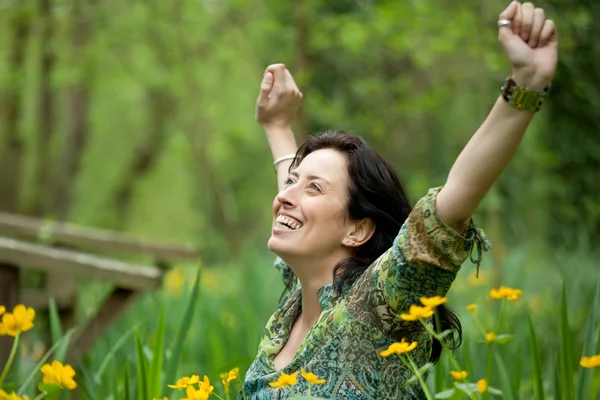 Mulher respirando na natureza — Fotografia de Stock