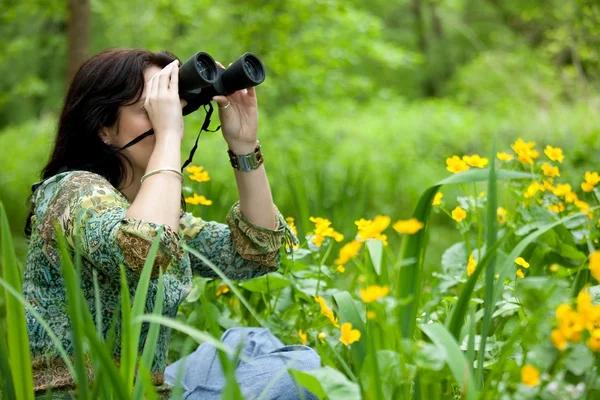 Donna birdwatching — Foto Stock