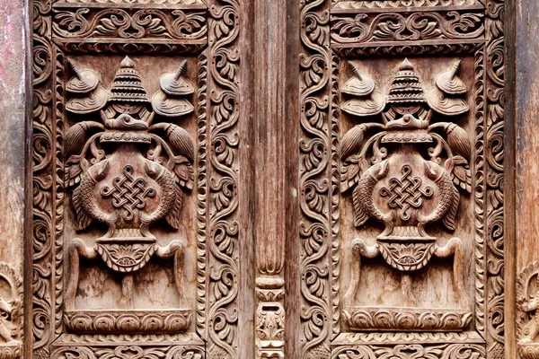 Detalhe da porta esculpida de madeira — Fotografia de Stock