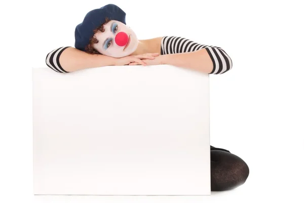 Jonge vrouw clown gezicht houden billboard — Stockfoto