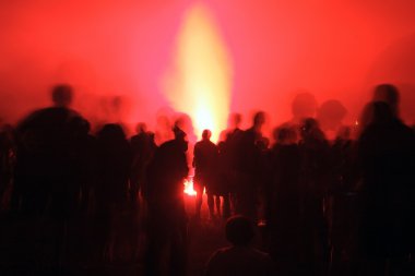 silueta de multitud en show de pirotecnia