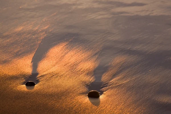 Calda luce solare sulla riva — Foto Stock