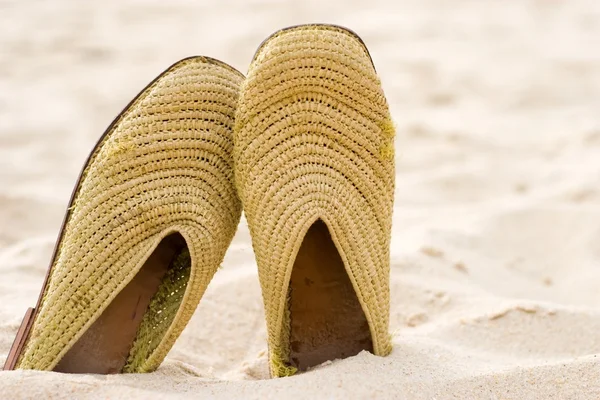 Sandalias en una playa —  Fotos de Stock