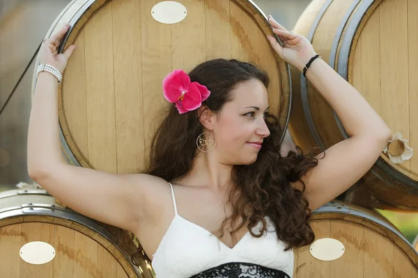 Woman and wine barrels — Stock Photo, Image