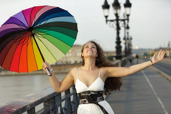 Šťastná žena s deštníkem — Stock fotografie