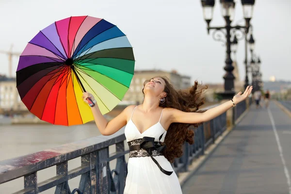 Mulher andando com guarda-chuva — Fotografia de Stock