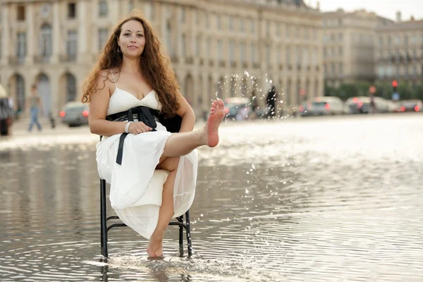 Vrouw ontspannen op water — Stockfoto