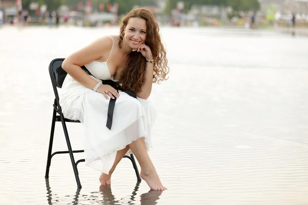 Donna in posa sull'acqua — Foto Stock