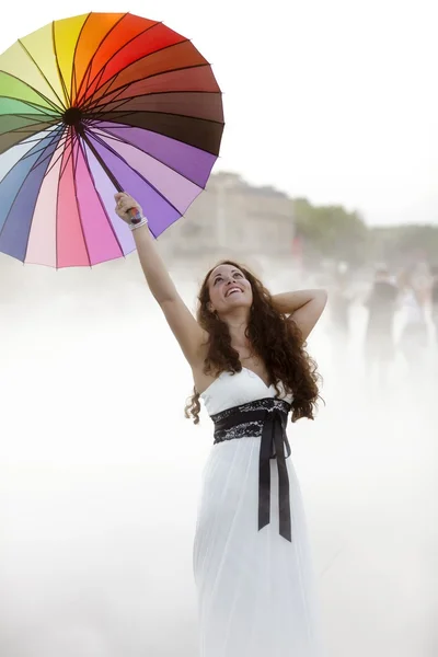 Веселая женщина в тумане — стоковое фото