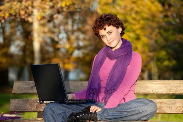 Beautiful girl sitting on the bench — Stock Photo, Image