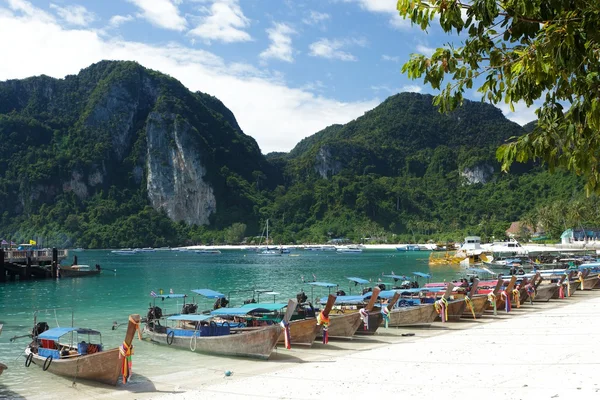 Boats on tropical beach — Stock Photo, Image