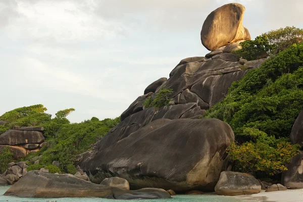 岩の多い熱帯海岸線 — ストック写真