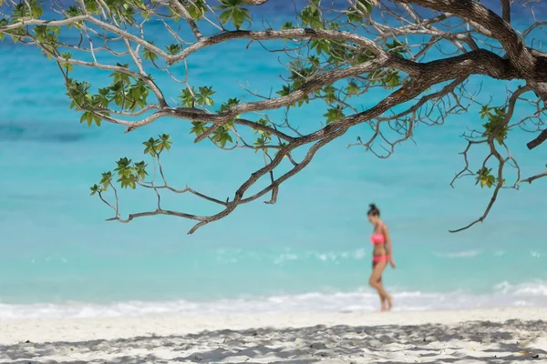 Girl on tropical beach — Stock Photo, Image