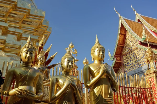 Buda heykeli ve Tapınak — Stok fotoğraf