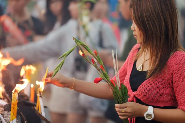 Buddhist woman praying — Stock Photo, Image