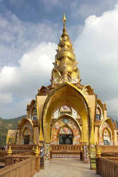 Gouden boeddhistische tempel — Stockfoto