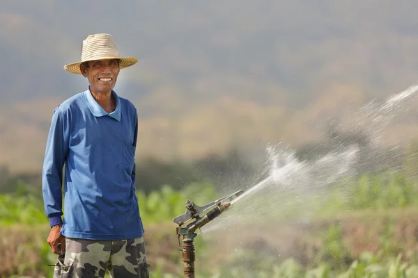 Asiático agricultor riego — Foto de Stock