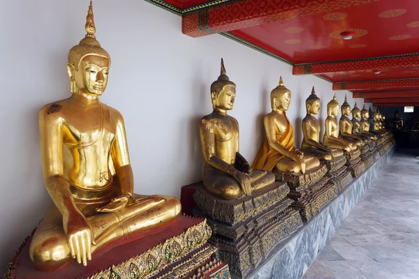 Золотого Будди рядок — стокове фото