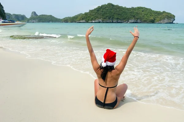 Santa hat woman on beach — Stock Photo, Image